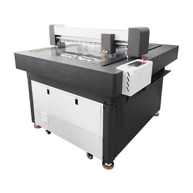 Режущий планшетный плоттер Universal FC-7090E